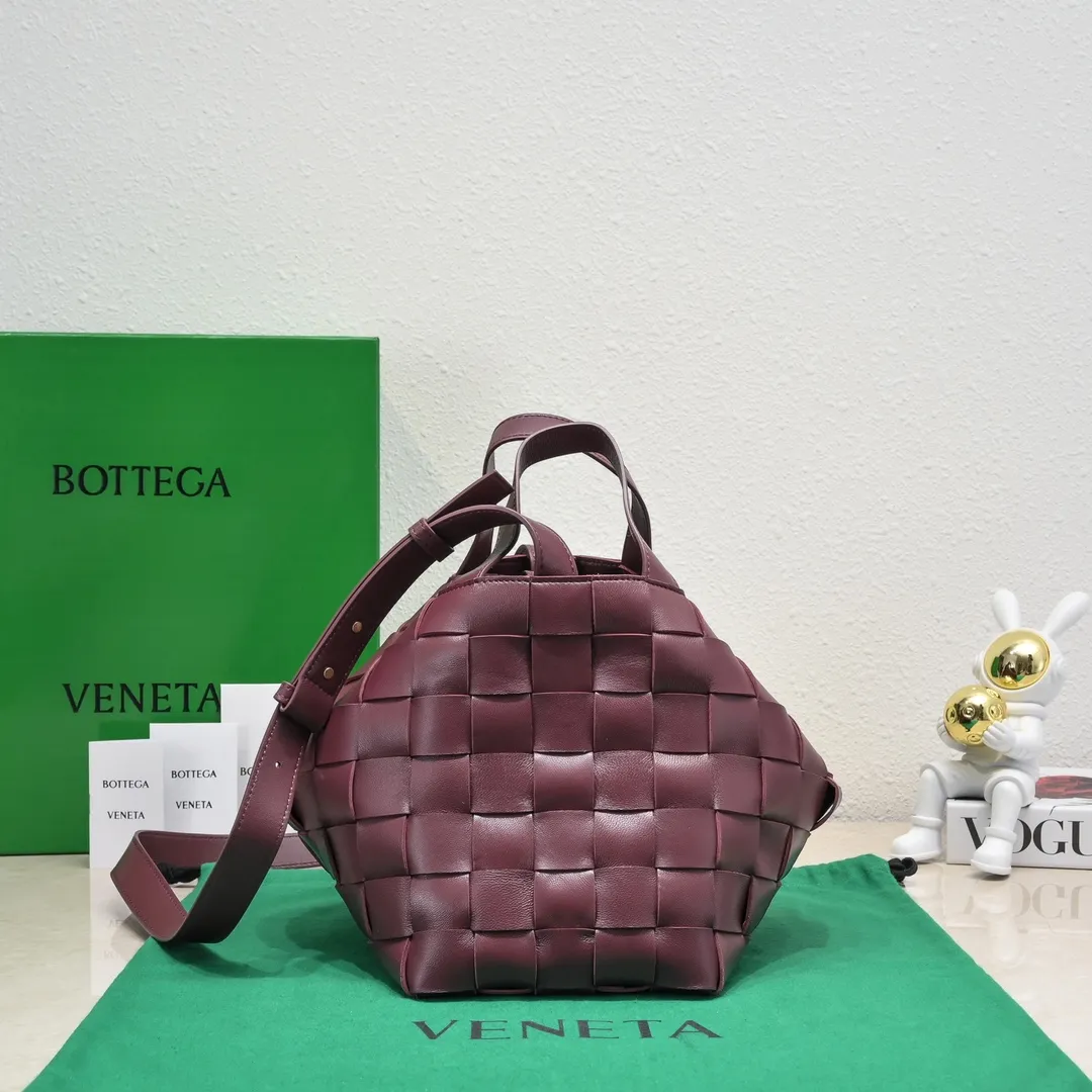 What can you put in Bottega Veneta’s new bowling bag? Have you got the new bowling bag? Super large capacity ~ The key is low-key, simple and casual style ~ the fashion sense is not reduced at all. It combines BV's classic woven elements and can also be used for computers. The length of the shoulder straps can be adjusted. It is suitable for tall girls to carry. Boys also have a sunny back☀️ Style number: 7466# Size: 28*21*16